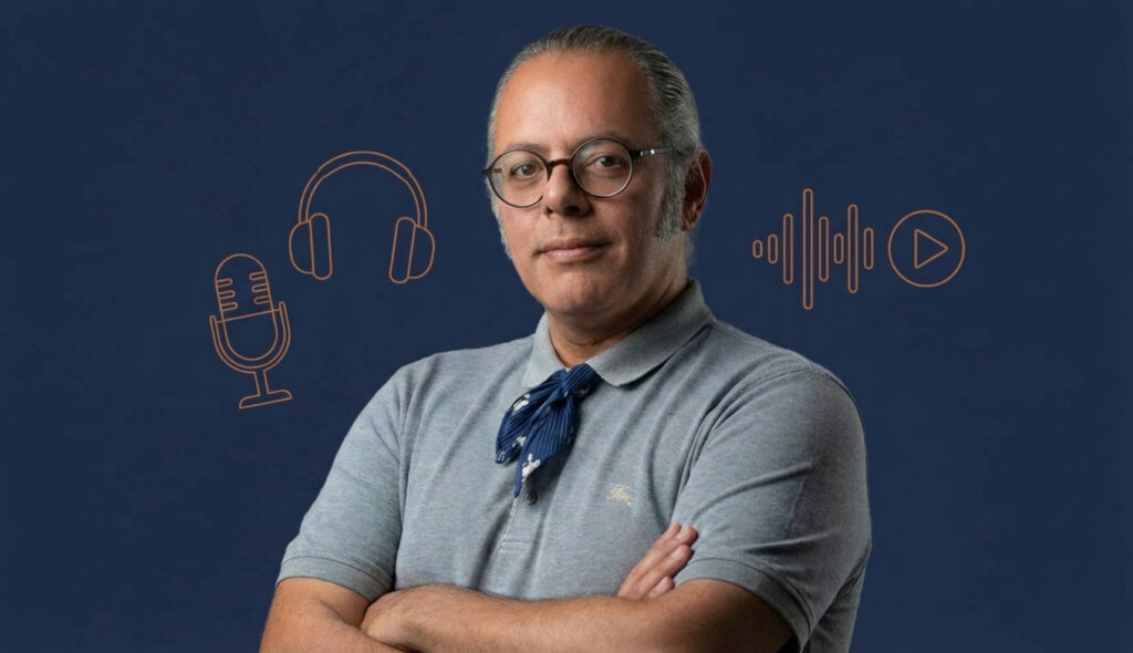 پرتره پژمان نوروزی با عینک و دستمال گردن، ایستاده با دستان گره‌خورده در کنار المان‌های گرافیکی میکروفون و هدفون مربوط به پادکست